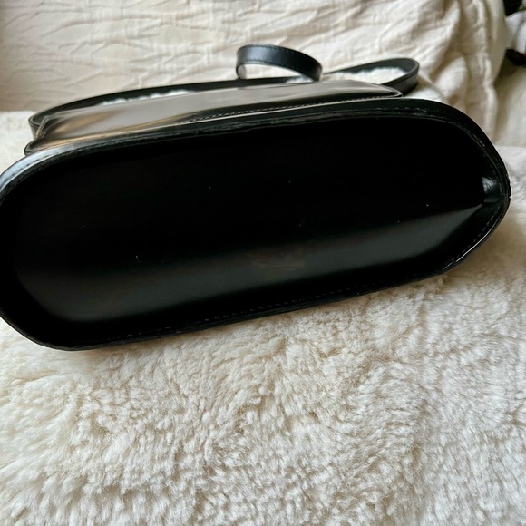 Vintage Bally Handbag with Gold Emblem – Timeless Elegance - Picture 3 of 6